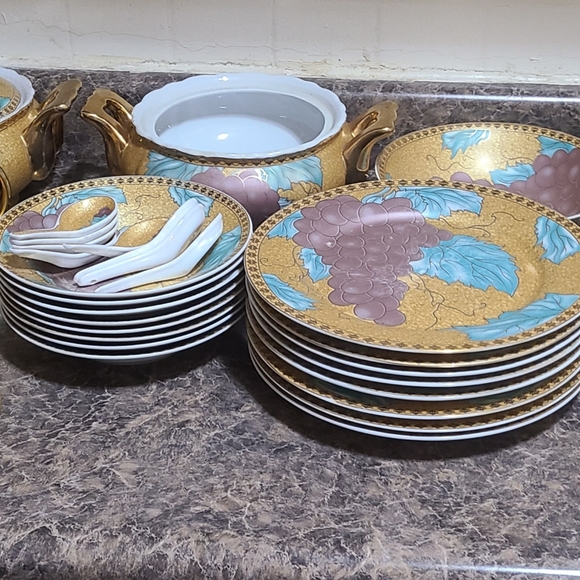 64 piece dinnerware in gold - Picture 2 of 3